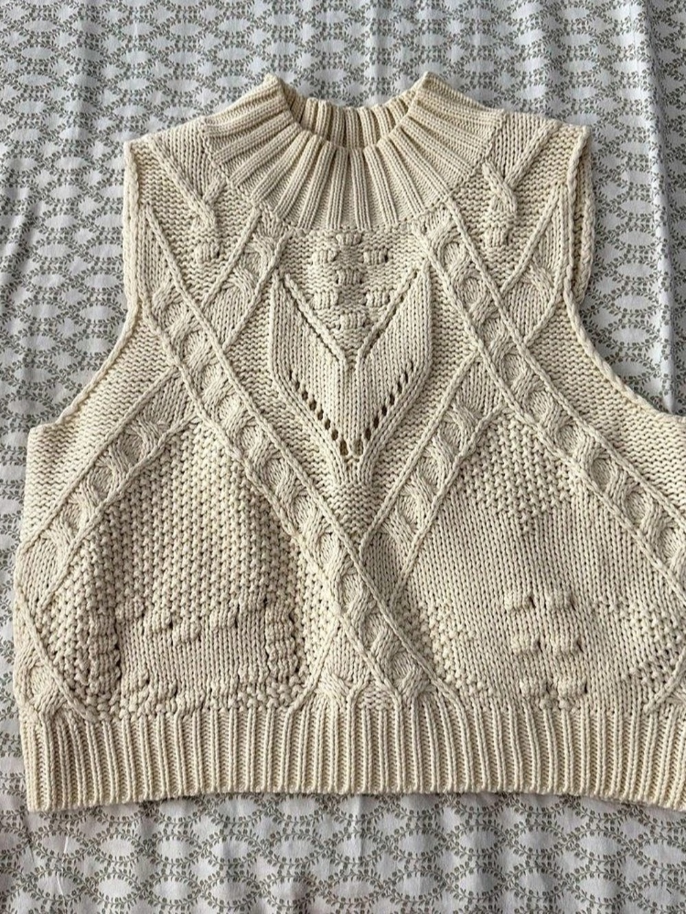 Cable Knit Sweater Vest in Cream Size Medium